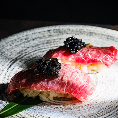 キャビアのせ　肉寿司（一貫）