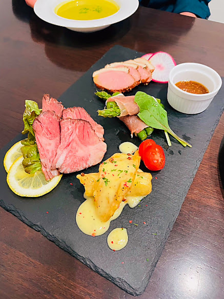 長崎和牛のローストビーフや車エビのマヨネーズソース等々、旬の素材を使ったアンティパストも♪