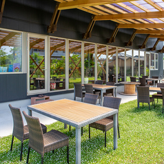 【テラス席で開放的に！】テラス席からは美しい景色を一望でき、開放感あふれるひとときをお楽しみいただけます。自然の風を感じながら、特別な時間をお過ごしください♪