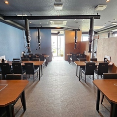 【オープン席 : 4名様~最大30名様】観光帰りやお買い物のあとに、ゆったりお食事を◎当店は、団体様でのご利用も大歓迎!こちらはオープンスペース席となっております。4名様×3卓、6名様×3卓をご用意しており、最大30名様までご利用可能です。観光帰りやお買い物のあとに、ゆったり焼肉をお楽しみください♪