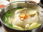 大きな新鮮な丸鶏を薬膳スープでコトコト煮込んだ『タッカンマリ』