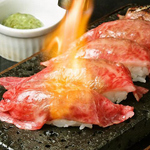 豪快にバーナーで炙る肉寿司を食べ放題でご堪能ください。