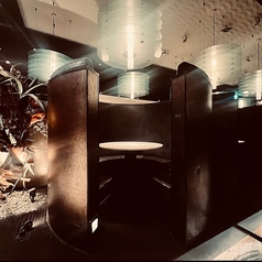 【3～4名様】円形のソファー席でまったり♪少人数個室は女子会やデートなどの大切な一日に大人気!また記念日や誕生日なども円形個室は大人気限定3組様まで♪恵比寿店限定3時間飲み放題＆デザート付きのお得なコースも多数ご用意してますのでご予約はお早めにお願いします！