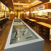 店内中央には活魚が泳ぐ生簀が！！