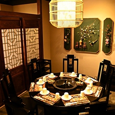 円卓を皆さんで囲んでお食事！これが火鍋の醍醐味です！落ち着いた個室空間はご家族やご宴会に最適です。
