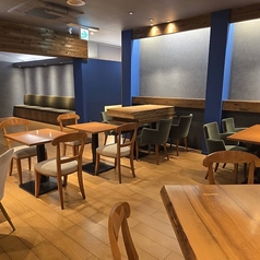 人数に合わせてフレキシブルなテーブル席をご用意しております。デートや女子会、サク飲みまで最適なお席へご案内いたします。