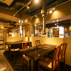 温かみのある照明が灯る店内には、少人数でのランチから、中規模のグループ宴会まで幅広く対応可能のお席を完備♪清潔感のある空間で、周りを気にせずリラックスしながら自慢の焼肉や韓国料理を囲めます。親しい仲間との楽しいひとときをぜひ当店で◎