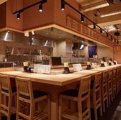 カウンター席でお好みのネタの注文をお待ちしております！