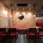 店内は全席禁煙なので、煙が苦手な方やお子様連れでも安心！食事中にタバコのにおいを気にせず、料理の香りをしっかり楽しめます★長時間の食べ放題でも快適に過ごせる、うれしい配慮♪クリーンな空間づくりも設備の大切なポイントです！