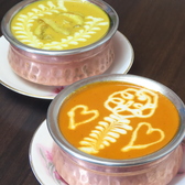 当店自慢の料理はテイクアウトも可能です◎忙しい日や、ご自宅でゆっくりとお店の味を楽しみたい時にピッタリ。お店の味はそのままに、香り豊かなカレーやナンはもちろん、サモサやタンドリーチキンなどのサイドメニューもお持ち帰りいただけます。夕食などのお食事はもちろん、宅飲みのお供にもオススメです！