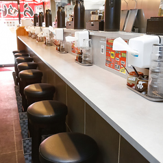 当店では、カウンター席を8席ご用意しております。一席一席にお冷や調味料、ティッシュなどが設置されているので、快適にお食事をお楽しみいただけます。ぜひお気軽にお越しください！