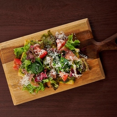 生ハムバジルソースのガーデンピザ