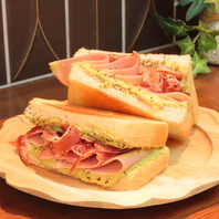 当店おすすめの一品！アボカドハムサンド