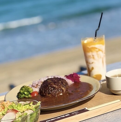 オーシャンビューの店内で海鮮や和牛を贅沢に使用したカレーと季節スイーツを満喫♪