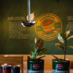 スタイリッシュでアメリカンな雰囲気も感じる、おしゃれな空間。発表会や打ち上げには最適な貸し切り！貸切の際は詳細をお聞きしたいので必ずご相談ください！