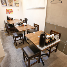 当店では、2人掛けのテーブル席を2席ご用意しております。会社の同僚やご友人などとお越しの際はぜひご利用ください。席間隔は十分に取ってありますので、周囲を気にすることなくお食事をお楽しみいただけます。