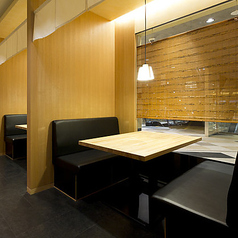 広々としたテーブル席は、ご家族やご友人との食事、またはグループでの会食に最適。落ち着いた空間で、ゆっくりと老舗の本格的な天ぷら膳をお楽しみいただけます。様々なシーンに合わせてご案内可能です。