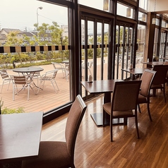 開放感のあるレストランです。テラス席もご利用いただけます。