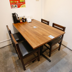 当店では、4人掛けのテーブル席を1席ご用意しております。複数人でお越しいただいても安心してご利用いただけます。サイドメニューも充実しているので、みんなでシェアするのもおすすめです◎