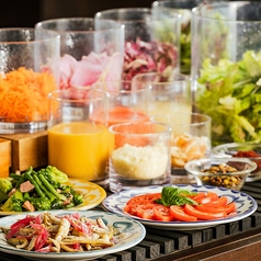 平日ランチは菜園サラダバーでたっぷり野菜をチャージ！