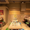 【屋台気分を楽しめる♪】九州博多の風物詩“中洲の屋台村”の雰囲気と名物料理が楽しめる大衆居酒屋！提灯の灯りに包まれながら、仲間ともつ鍋を囲むもよし。特選馬刺しなど一品料理に舌鼓を打つもよし。飲み放題付宴会コースで大人数の打ち上げなどさまざま楽しみ方をご提供！