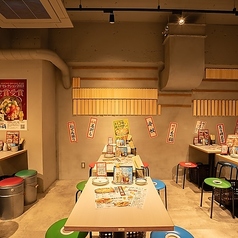 【屋台気分を楽しめる♪】九州博多の風物詩“中洲の屋台村”の雰囲気と名物料理が楽しめる大衆居酒屋！提灯の灯りに包まれながら、仲間ともつ鍋を囲むもよし。特選馬刺しなど一品料理に舌鼓を打つもよし。飲み放題付宴会コースで大人数の打ち上げなどさまざま楽しみ方をご提供！