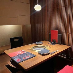 2～4名様でご利用いただける個室です、周囲を気にせず、ゆっくりと食事や会話をお楽しみいただけます。落ち着いた雰囲気は、記念日や誕生日などの特別な日にもおすすめです。