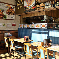 餃子の王様龍吟みなとみらい店では4名様でゆったりとお過ごしいただける使い勝手の良いテーブル席を5卓ご用意しております。落ち着いた雰囲気の店内で自家製の手作り餃子や點心などの名物中華料理を心ゆくまでお楽しみいただけます♪ご家族での団らんやご友人同士のお食事など様々な場面に最適です！