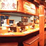 人気カウンター席。目の前で板長が魚をさばく様子が見られます！