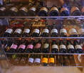 店内に常時40種類以上のワインを取り揃えたワインセラーを完備。フランスのシャンパーニュ、ボルドー、ブルゴーニュ。アメリカのカリフォルニア。イタリアのトスカーナを中心にカジュアルなワインから高級ワインまでを取り扱っております。