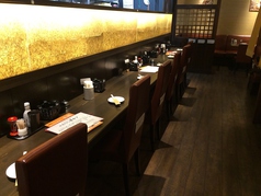 お仕事帰りにお立ち寄りやすいカウンター席は少人数様でお愉しみください。季節限定のプランもご用意しておりますので、お好きなドリンクとお食事をゆったりとご賞味いただけます。