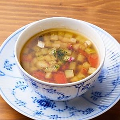 無農薬野菜のミネストローネ　炙りプロボローネを浮かべて。