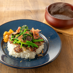 くずし粗挽きハンバーグとほうれん草＆ベーコンのカレー