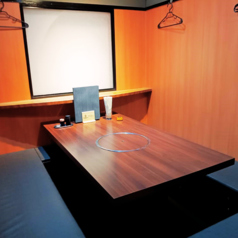 ゆったり座れる窓側テーブル席。会社帰りの飲み会や女子会などの4名様でのご利用が◎