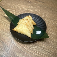 3種チーズと魚のすり身の三角揚げ