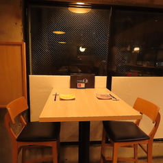 窓側のテーブル席は、夜景も見えて雰囲気抜群♪記念日デートや女子会に♪