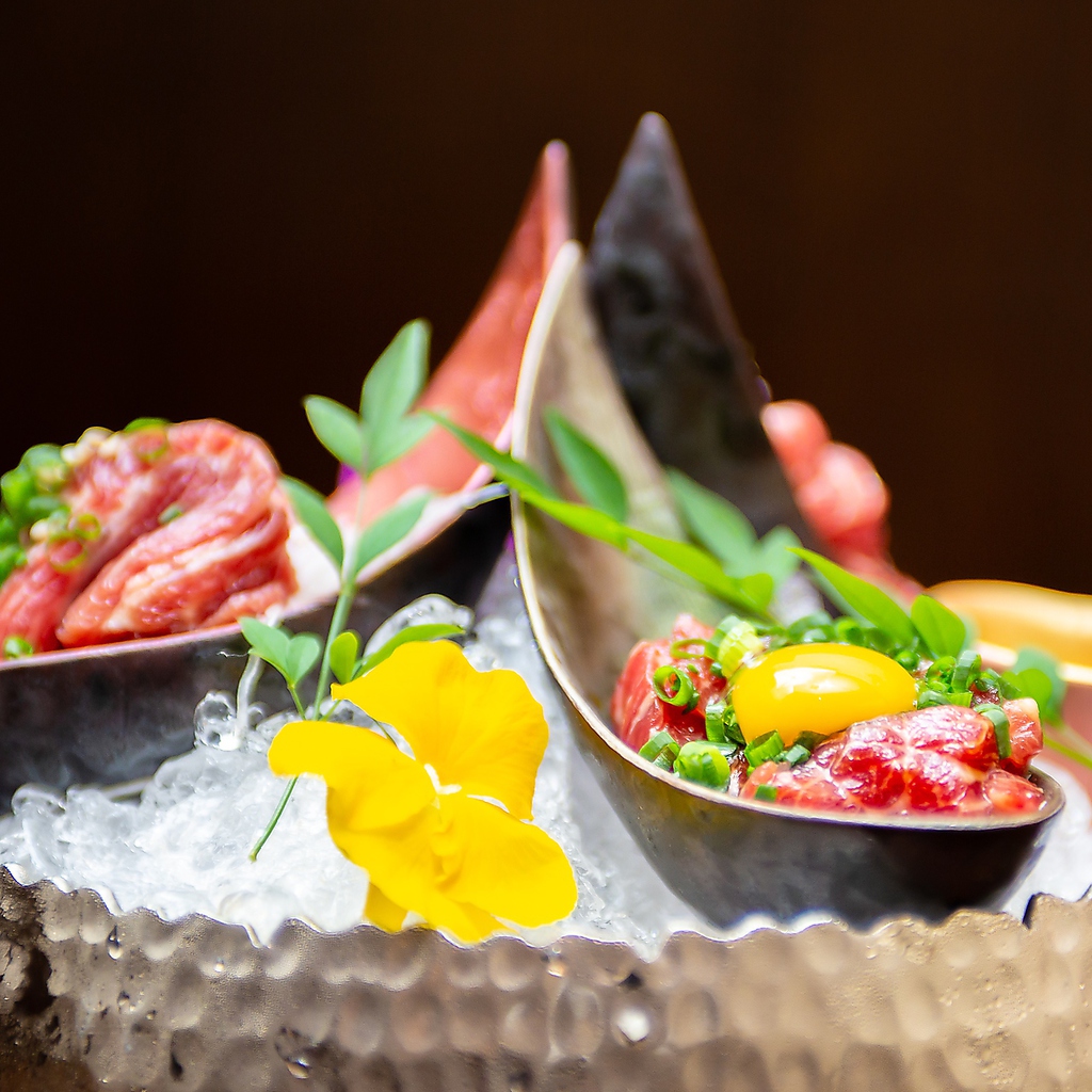 歯ごたえのある、新鮮な桜刺し～2種のたれ～　もご用意。