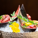 歯ごたえのある、新鮮な桜刺し～2種のたれ～　もご用意。