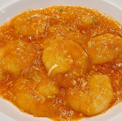 星が樹の看板メニュー！プリプリ大振りの海老と特製ソースが絡む≪海老のチリソース≫の写真