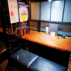 落ち着いて喋れるカウンター席。デートやお二人様がゆったりと食事を楽しめる空間になっております。