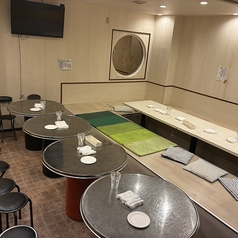 お席の移動も自由に可能★最大70名様までの貸切が可能です。１組１組にお楽しみ頂けるためにコース内容のご相談や、メニューの組み立て、その他設備サービスもご用意致します♪歓送迎会や記念日、二次会のご利用にぴったりです！ご相談により8名様～の貸切も承ります♪