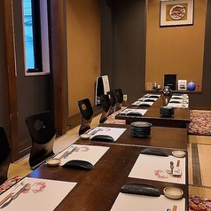 【2階フロア貸切（最大34名様）】ご親戚や会社など、大人数でのご宴会に。仕切りを外しすべてのお席を繋げることで、最大34名様までご利用いただけます。ご親戚や会社宴会など、大人数でのお集りに最適です。食べ放題やコース、会席と種類豊富なプランをご用意しておりますので、シーンに合わせてご利用ください。