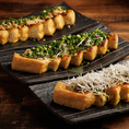 【新潟栃尾揚げ！ふっくら丁寧に焼き上げた郷土料理】新潟名物の栃尾揚げ！王道のネギ、クセになる女神の納豆、コク深い新潟味噌など、それぞれの個性が光る美味しさに仕上げてます！お酒のアテにも最高で、まずは一品目に頼みたくなるオススメ料理です！