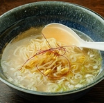 製麺所から仕入れた麺を使用した塩ラーメン。鶏がらの旨味がたっぷりな自慢の一品です！