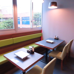 【記念日の利用も◎】大切な記念日やお祝いにふさわしい、2名様用のテーブルを8席ご用意しております。特別な瞬間を大切にし、心に残るお食事をお楽しみいただけます。