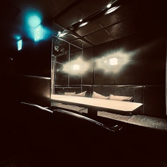 白黒を基調にした落ち着いたソファー席★ゆったりとしたラウンジのソファーシート♪温かい雰囲気のこちらのお席は合コンで大人気♪♪　高級感漂う特別な空間でワンランク上の宴会をお楽しみ頂けます。宴会プランも多数ご用意♪詳しい内容はコース料理のページにてご案内♪