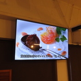 店内には大型モニターを完備しており、特別なひとときをより鮮やかに彩ります。お食事を楽しみながら、大画面ならではの臨場感あふれる映像を。結婚式の二次会や企業のパーティーなど、様々なシーンでご利用くださいませ！