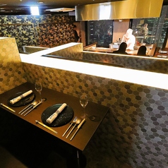 【カップルシート】お二人だけの空間でゆったりとお食事を楽しめるソファ席はデート利用におすすめ。鉄板カウンター席からは少し離れますが、高さを付けているので中央の鉄板焼カウンター席の調理風景やパフォーマンスをお楽しみ頂くことができます！※系列店舗の写真です