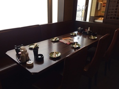 古民家を思わせるような店内が甘木店の自慢。雰囲気の良いテーブル、カウンター席と多種多様なお席をご用意.。お昼のご宴会にもおすすめです!甘木での宴会に◎(