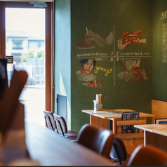 最大8人掛けのテーブル席。昼は日差しが差し込む店内、夜はおしゃれな店内でお肉、ハンバーガー、カクテルなどゆっくりとお楽しみください♪同僚との飲み会や友人のお祝い、デートなど様々なシーンでご利用いただけます☆